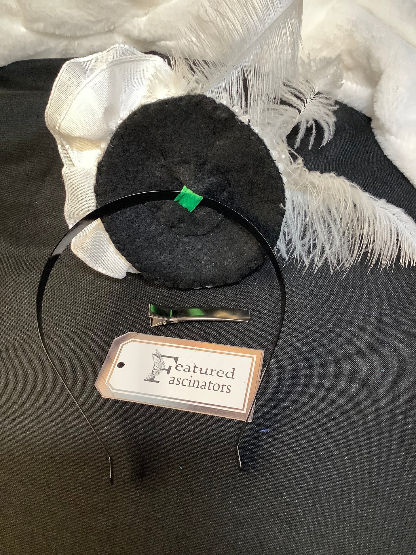 "Feathered Whisper 2025" – Vintage Plume Fascinator