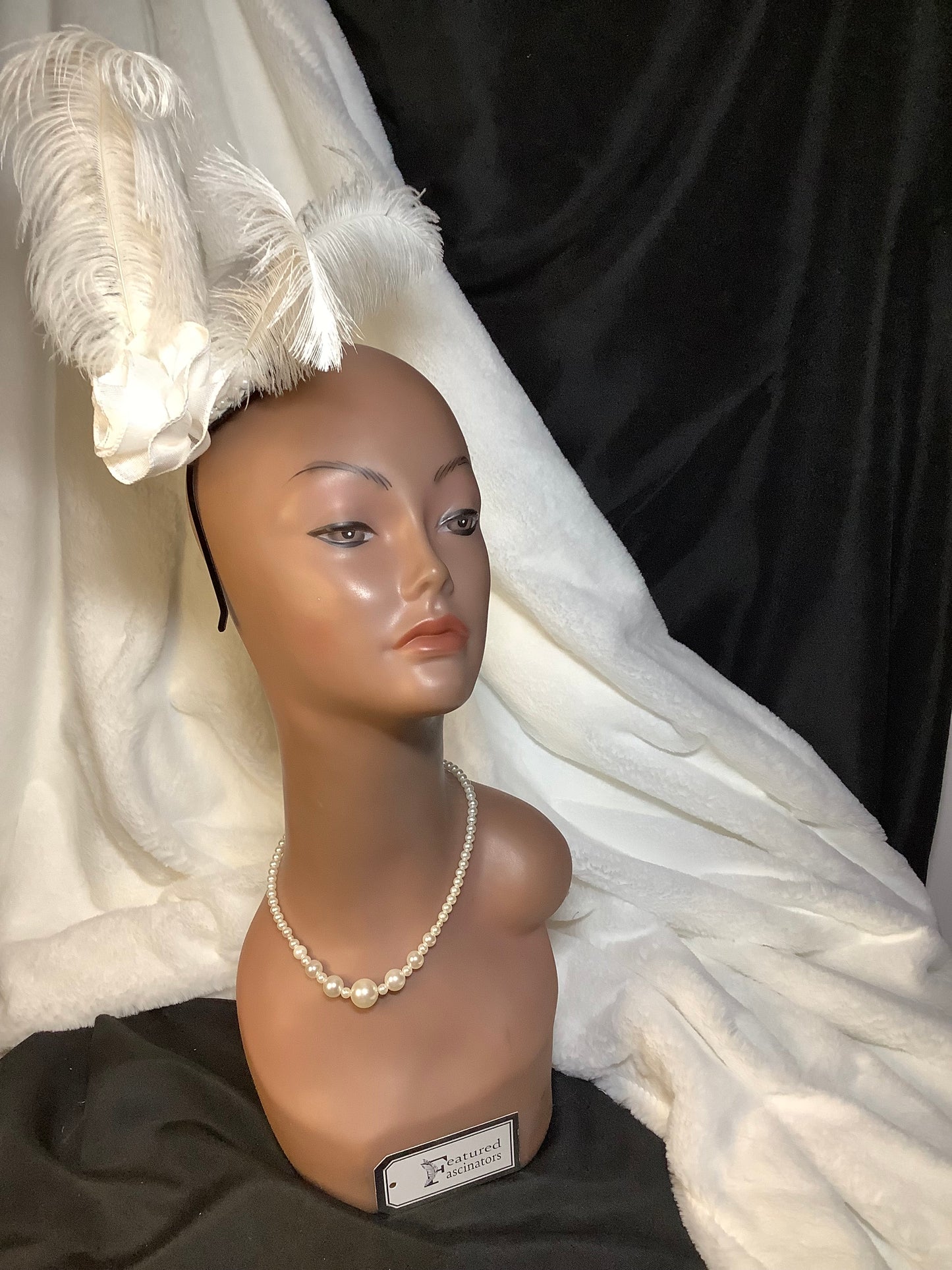 "Feathered Whisper 2025" – Vintage Plume Fascinator
