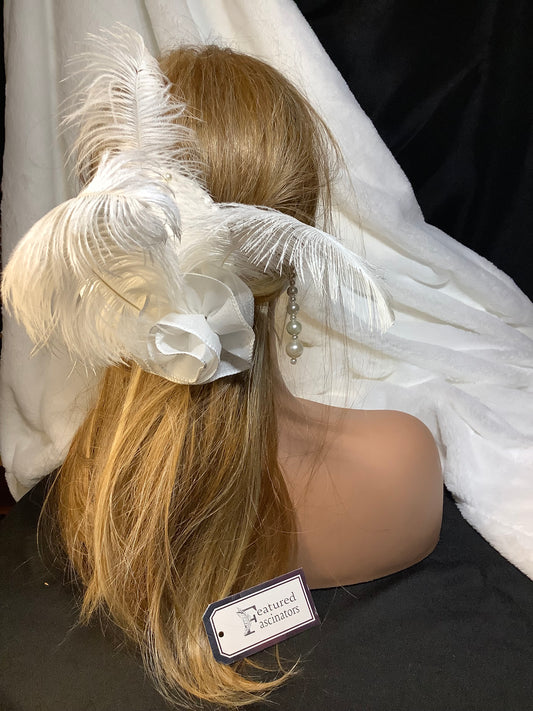 "Feathered Whisper 2025" – Vintage Plume Fascinator