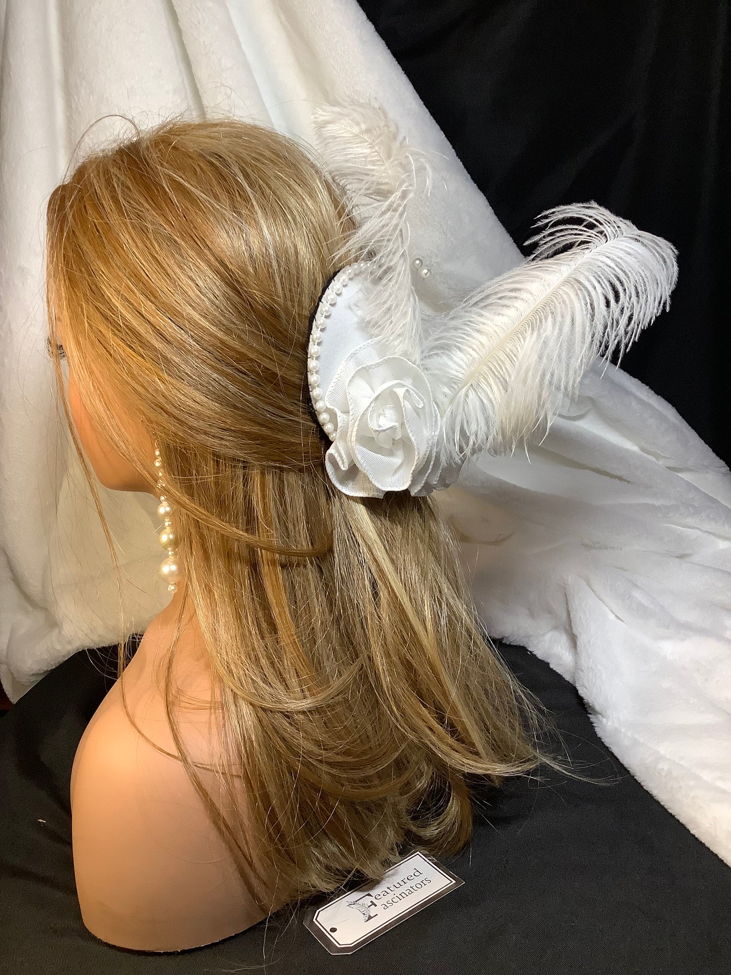 "Feathered Whisper 2025" – Vintage Plume Fascinator