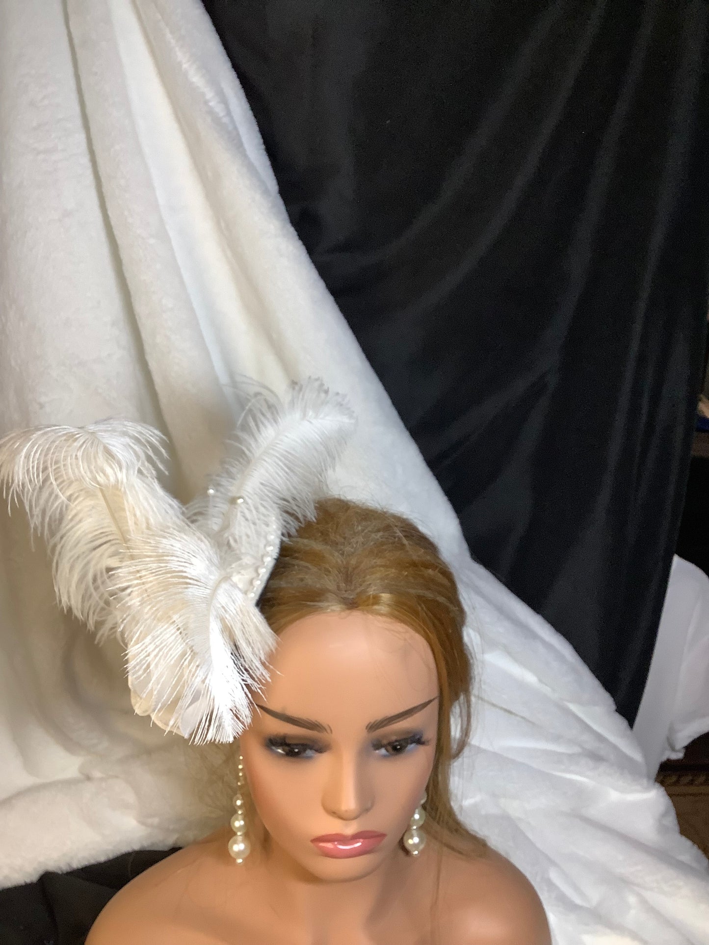 "Feathered Whisper 2025" – Vintage Plume Fascinator