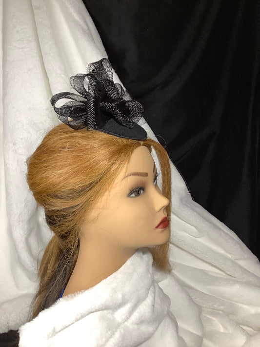 "Bowtie 2025" – Noir Elegance Fascinator