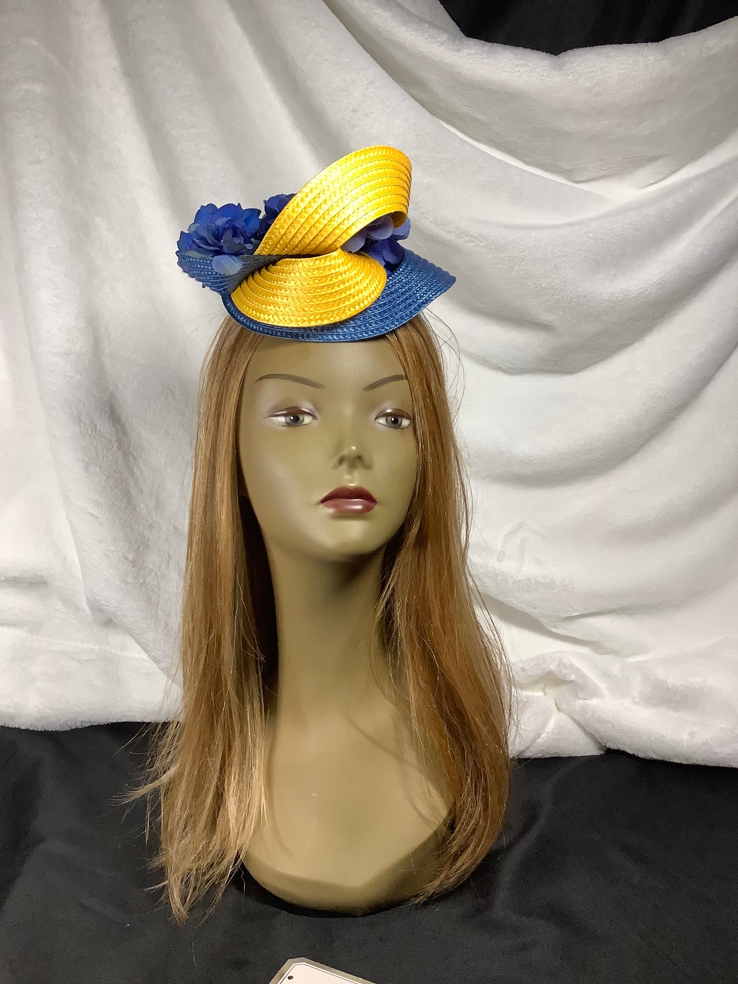 "Golden Bloom 2025" – Sunrise & Sapphire Fascinator