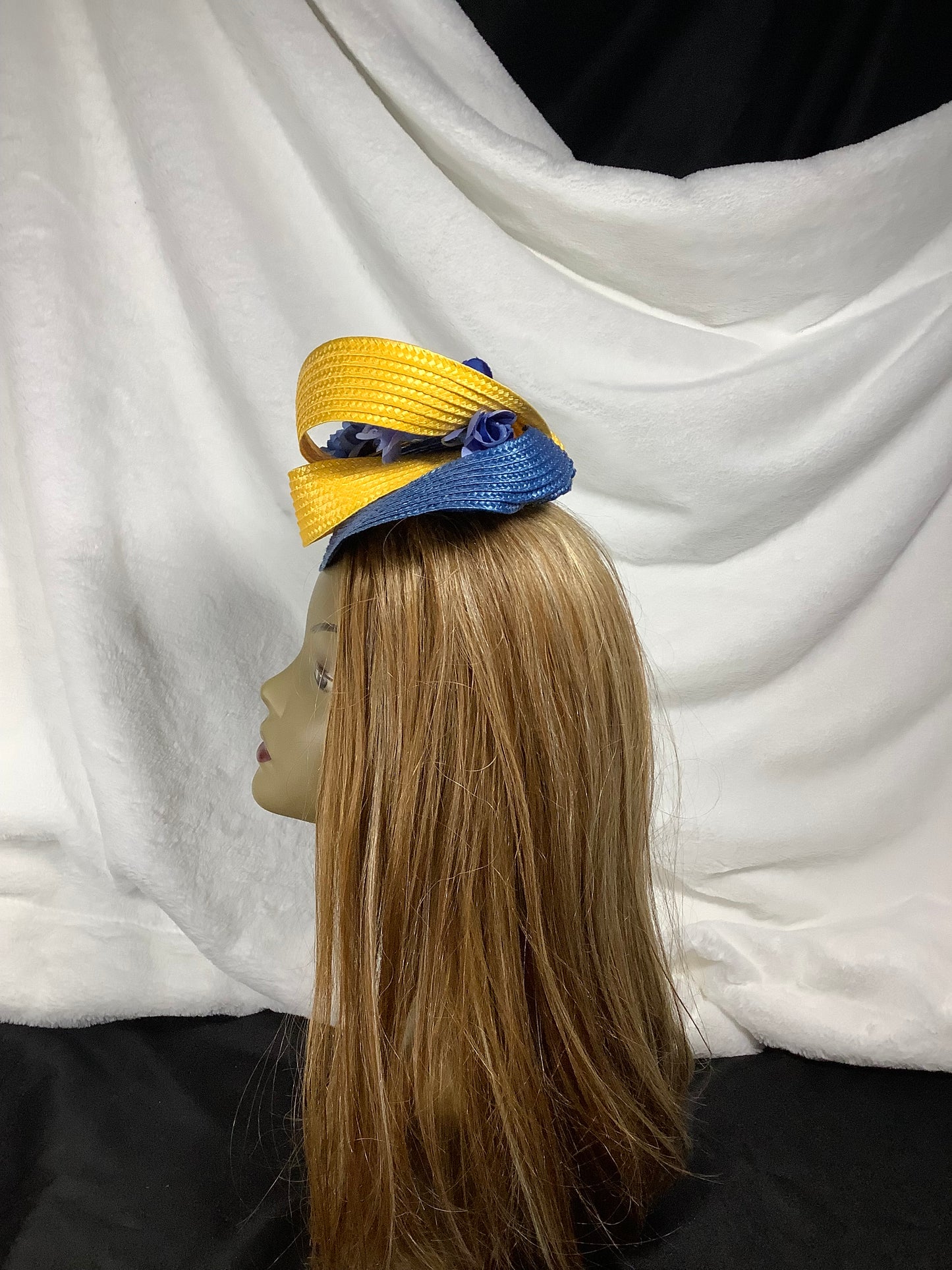 "Golden Bloom 2025" – Sunrise & Sapphire Fascinator