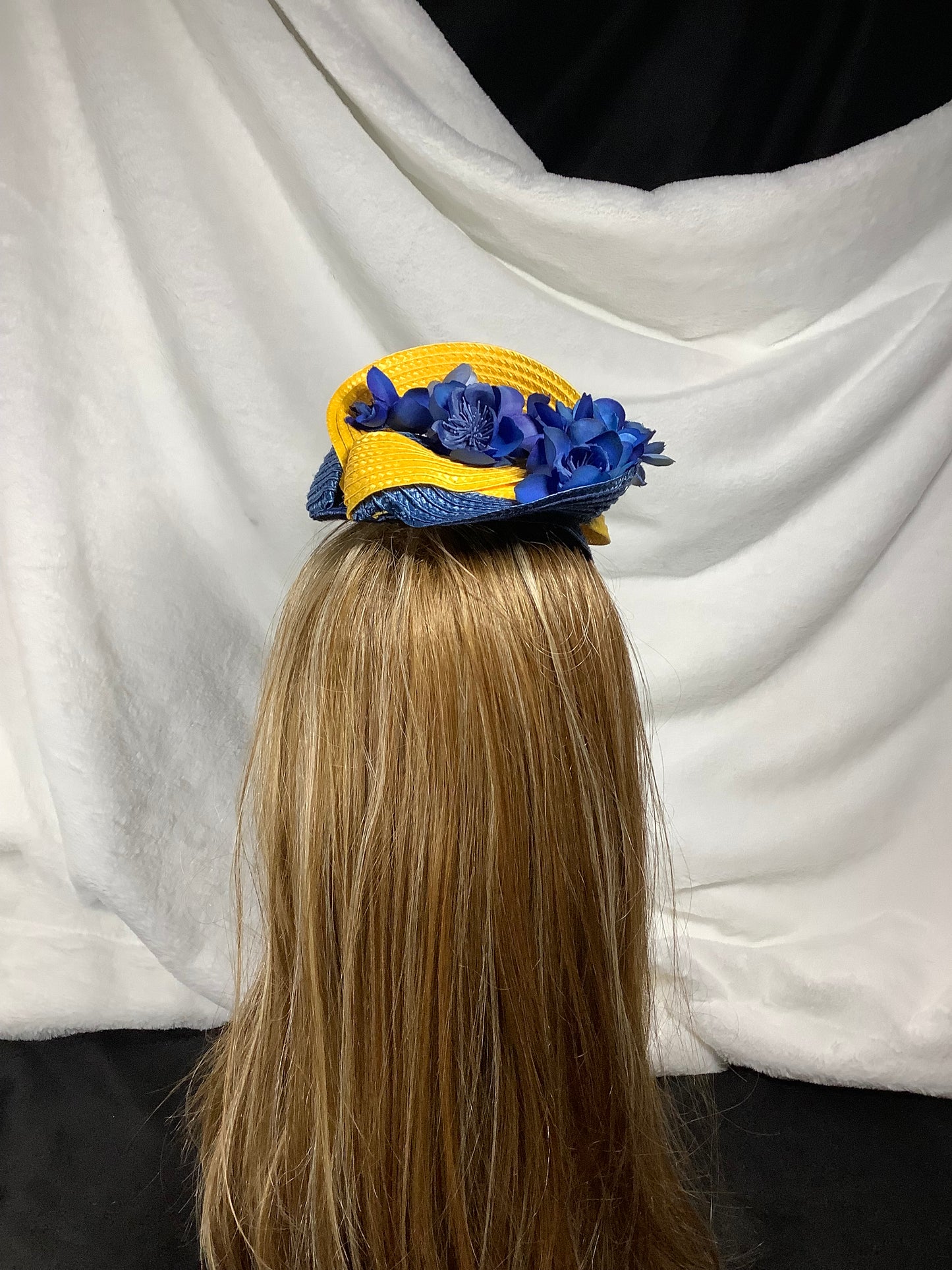 "Golden Bloom 2025" – Sunrise & Sapphire Fascinator