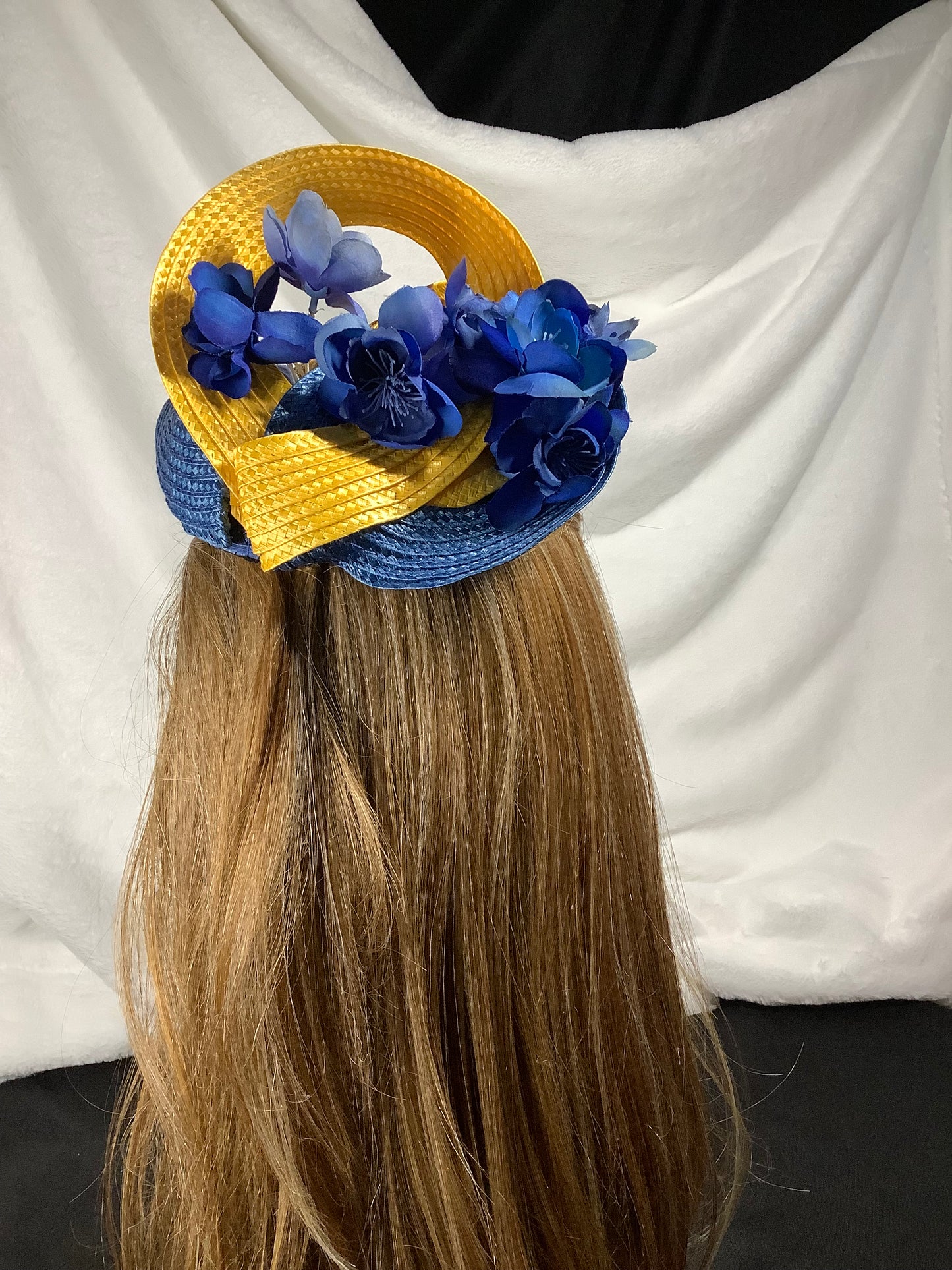 "Golden Bloom 2025" – Sunrise & Sapphire Fascinator
