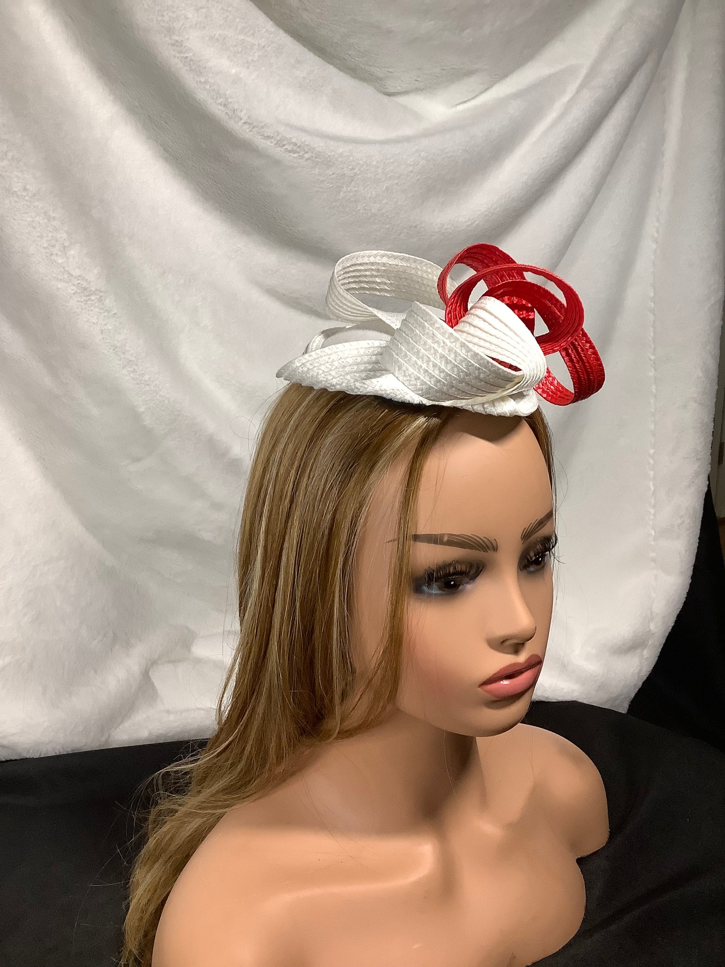 "Ribbon Twist 2025" – Crimson Edge Fascinator