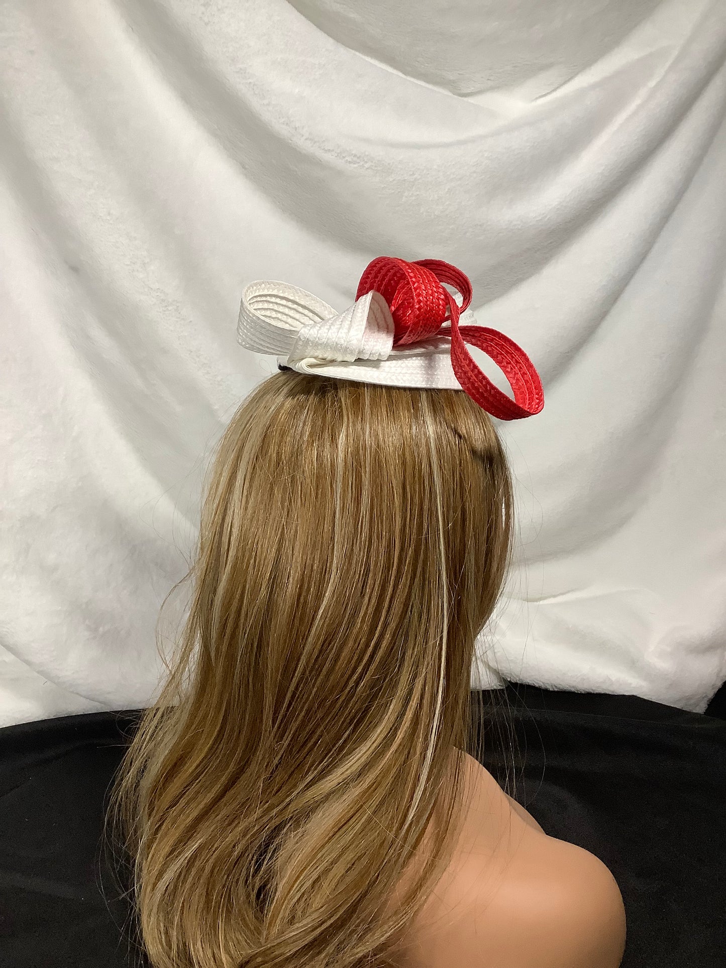 "Ribbon Twist 2025" – Crimson Edge Fascinator