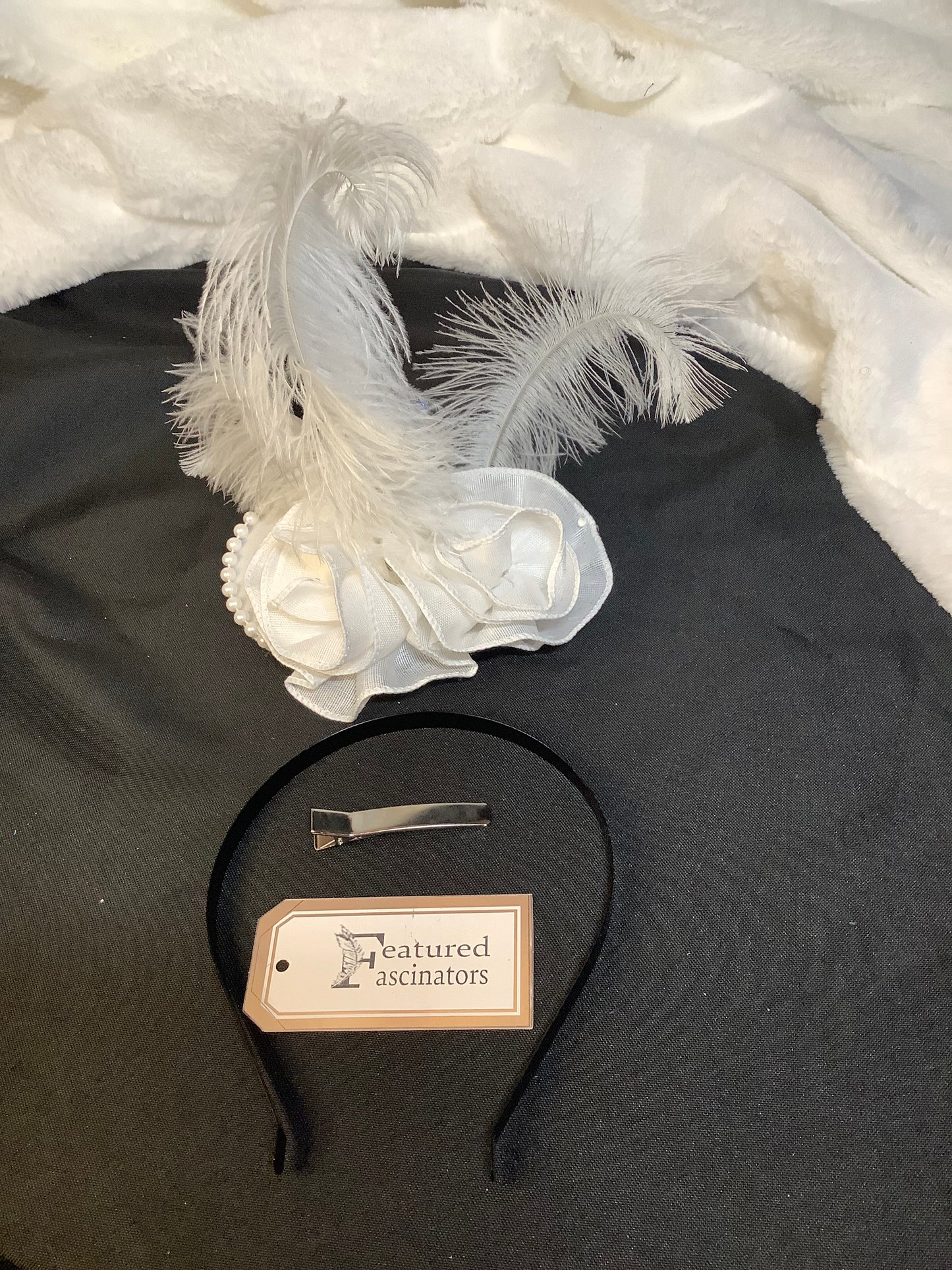 "Feathered Whisper 2025" – Vintage Plume Fascinator
