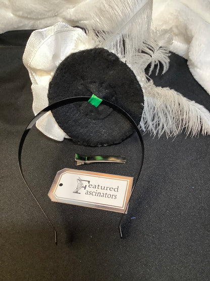 "Feathered Whisper 2025" – Vintage Plume Fascinator